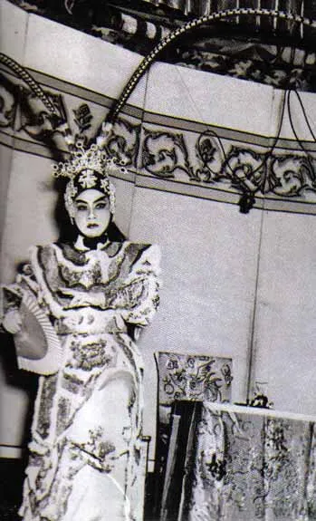 NSND Phùng Há vai Lữ Bố trong vở "Phụng Nghi Đình"